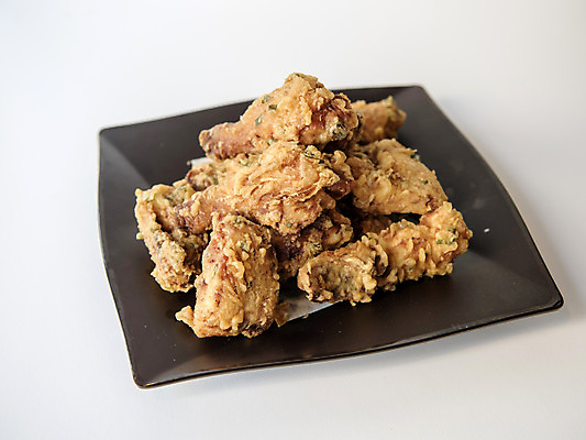 포토 JPG 스튜디오촬영 그릇 실내 사람없음 치킨 프라이드치킨 오브젝트 흰배경 야식 바삭바삭 국내포토 식기 백그라운드 컨셉 내부 흰색 닭고기요리 파일형식