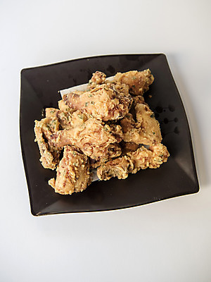 포토 JPG 스튜디오촬영 그릇 실내 사람없음 하이앵글 치킨 프라이드치킨 오브젝트 흰배경 야식 플랫레이 바삭바삭 국내포토 식기 뷰포인트 백그라운드 컨셉 내부 흰색 플랫 닭고기요리 파일형식