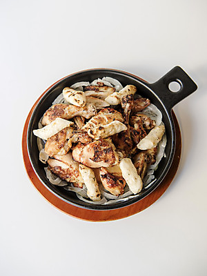 포토 JPG 스튜디오촬영 떡 실내 사람없음 하이앵글 치킨 양념치킨 오브젝트 흰배경 철판 야식 플랫레이 국내포토 뷰포인트 백그라운드 내부 흰색 플랫 닭고기요리 파일형식