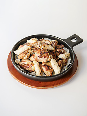 포토 JPG 스튜디오촬영 떡 실내 사람없음 치킨 양념치킨 오브젝트 흰배경 철판 야식 국내포토 백그라운드 내부 흰색 닭고기요리 파일형식