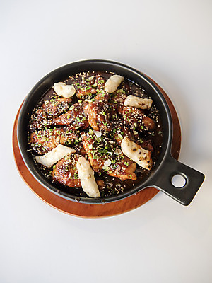 포토 JPG 스튜디오촬영 떡 실내 사람없음 하이앵글 치킨 양념치킨 오브젝트 흰배경 철판 야식 플랫레이 국내포토 뷰포인트 백그라운드 내부 흰색 플랫 닭고기요리 파일형식