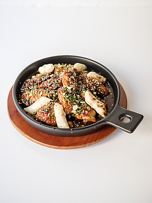 포토 JPG 스튜디오촬영 떡 실내 사람없음 치킨 양념치킨 오브젝트 흰배경 철판 야식 국내포토 백그라운드 내부 흰색 닭고기요리 파일형식