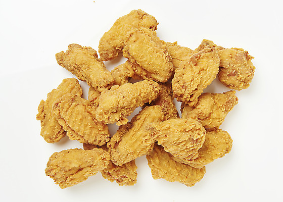 포토 JPG 스튜디오촬영 실내 사람없음 하이앵글 치킨 프라이드치킨 오브젝트 흰배경 야식 플랫레이 바삭바삭 국내포토 뷰포인트 백그라운드 컨셉 내부 흰색 플랫 닭고기요리 파일형식