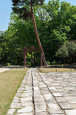 포토 JPG 주간 나무 한국전통 여행 유적지 풍경 사람없음 야외 관광지 봄 세계문화유산 문화재 역사 한국사 조선시대 사적지 어로 정릉 조선왕릉 향로 홍살문 신덕왕후 국내포토 자연요소 식물 전통 계절 고건축 한국 전통문 왕릉 파일형식 왕후 향어로
