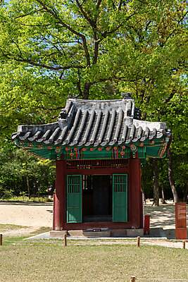 포토 JPG 주간 나무 한국전통 여행 유적지 풍경 사람없음 야외 관광지 봄 세계문화유산 문화재 역사 한국사 조선시대 비각 사적지 정릉 조선왕릉 신덕왕후 국내포토 자연요소 식물 전통 계절 고건축 한국 왕릉 파일형식 왕후