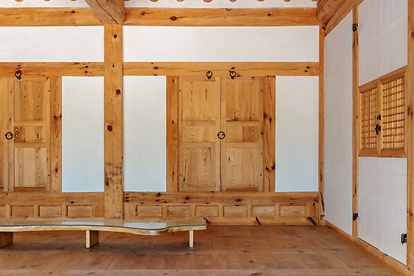 포토 JPG 주간 한국전통 여행 유적지 풍경 사람없음 야외 내부 관광지 봄 세계문화유산 문화재 역사 한국사 조선시대 나무문 사적지 재실 정릉 조선왕릉 신덕왕후 국내포토 자연요소 전통 계절 고건축 한국 목재 문 왕릉 파일형식 왕후