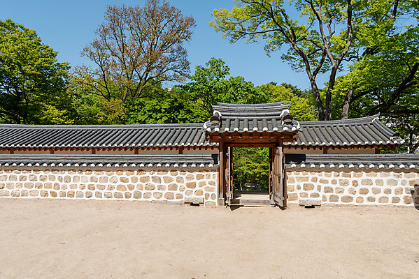 포토 JPG 주간 나무 한국전통 여행 유적지 하늘 풍경 사람없음 야외 관광지 봄 세계문화유산 문화재 역사 한국사 조선시대 기와지붕 사적지 재실 정릉 조선왕릉 기와담장 신덕왕후 국내포토 자연요소 식물 전통 계절 고건축 지붕 한국 기와 담장 왕릉 파일형식 왕후