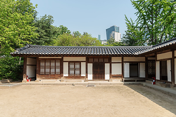 포토 JPG 주간 나무 한국전통 여행 유적지 풍경 사람없음 야외 관광지 봄 세계문화유산 문화재 역사 한국사 조선시대 기와지붕 사적지 선릉 재실 조선왕릉 정현왕후 국내포토 자연요소 식물 전통 계절 고건축 지붕 한국 기와 왕릉 파일형식 왕후