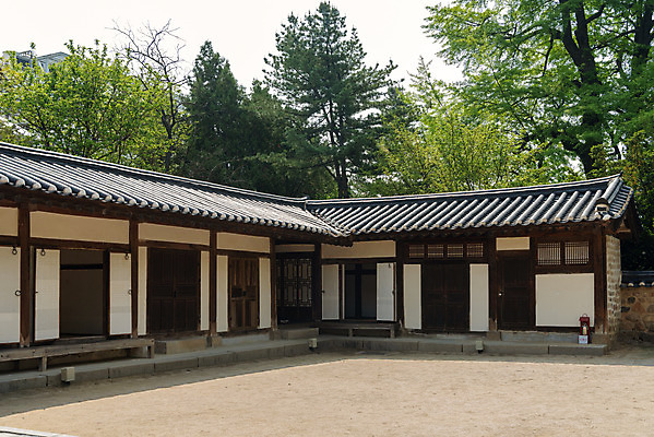 포토 JPG 주간 나무 한국전통 여행 유적지 풍경 사람없음 야외 관광지 봄 세계문화유산 문화재 역사 한국사 조선시대 기와지붕 사적지 선릉 재실 조선왕릉 정현왕후 국내포토 자연요소 식물 전통 계절 고건축 지붕 한국 기와 왕릉 파일형식 왕후