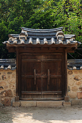 포토 JPG 주간 나무 한국전통 여행 유적지 풍경 사람없음 야외 관광지 봄 세계문화유산 문화재 역사 한국사 조선시대 나무문 기와지붕 사적지 선릉 재실 조선왕릉 기와담장 정현왕후 국내포토 자연요소 식물 전통 계절 고건축 지붕 한국 기와 목재 담장 문 왕릉 파일형식 왕후