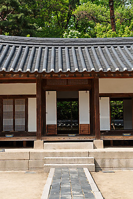 포토 JPG 주간 나무 한국전통 여행 유적지 풍경 사람없음 야외 관광지 봄 세계문화유산 문화재 역사 한국사 조선시대 기와지붕 사적지 선릉 재실 조선왕릉 정현왕후 국내포토 자연요소 식물 전통 계절 고건축 지붕 한국 기와 왕릉 파일형식 왕후