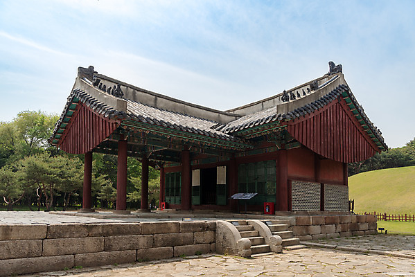 포토 JPG 주간 구름 한국전통 여행 유적지 하늘 풍경 사람없음 야외 관광지 봄 세계문화유산 문화재 역사 한국사 조선시대 기와지붕 사적지 재실 정릉 정자각 조선왕릉 중종 국내포토 자연요소 전통 계절 고건축 지붕 한국 기와 왕 왕릉 파일형식
