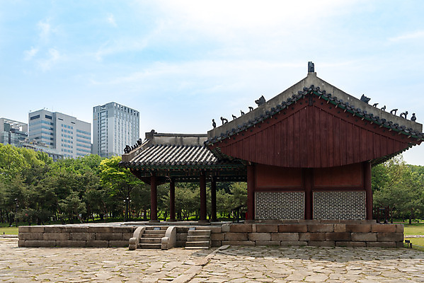 포토 JPG 주간 구름 한국전통 여행 유적지 하늘 풍경 사람없음 야외 관광지 봄 세계문화유산 문화재 역사 한국사 조선시대 기와지붕 사적지 재실 정릉 정자각 조선왕릉 중종 국내포토 자연요소 전통 계절 고건축 지붕 한국 기와 왕 왕릉 파일형식