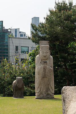 포토 JPG 주간 나무 한국전통 여행 유적지 풍경 사람없음 야외 관광지 봄 세계문화유산 문화재 역사 한국사 조선시대 사적지 석인 선릉 조선왕릉 정현왕후 문석인 국내포토 자연요소 식물 전통 계절 고건축 한국 왕릉 파일형식 왕후