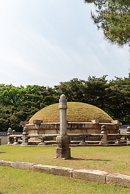 포토 JPG 주간 한국전통 여행 유적지 풍경 사람없음 야외 관광지 봄 세계문화유산 문화재 묘 역사 한국사 조선시대 사적지 선릉 조선왕릉 봉분 정현왕후 혼유석 망주석 문무석 국내포토 자연요소 전통 계절 고건축 한국 무덤 왕릉 파일형식 왕후