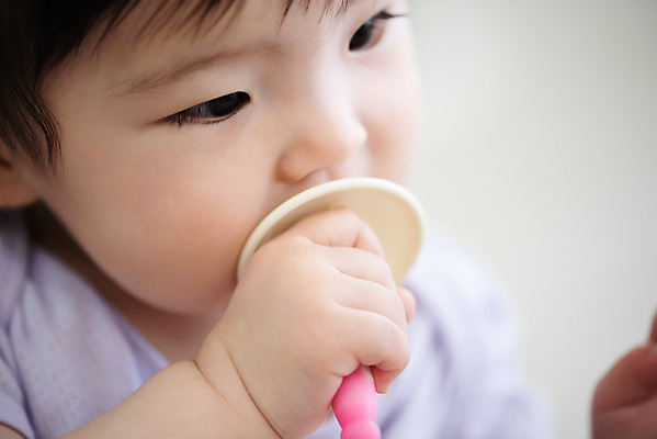 포토 JPG 스튜디오촬영 여자 실내 건강 한명 근접촬영 상반신 귀여움 한국인 성장 아기 치아 보호 칫솔 즐거움 치아건강 여자아기한명만 국내포토 1 감정 뷰포인트 컨셉 사람 동양인 내부 위생용품 소화기관 여자한명만 여자아기만 파일형식