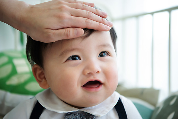 포토 JPG 스튜디오촬영 손 응시 남자 실내 건강 한명 미소 앉기 상반신 앞모습 신체부위 귀여움 한국인 성장 아기 열 보호 측정 남자아기한명만 국내포토 1 시선 뷰포인트 컨셉 모션 표정 사람 동양인 내부 남자한명만 남자아기만 파일형식