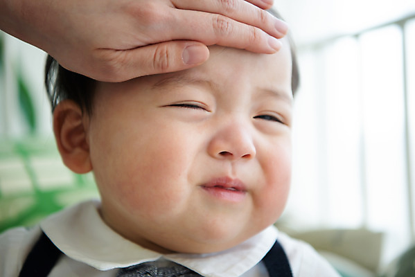 포토 JPG 스튜디오촬영 손 남자 실내 건강 한명 앉기 상반신 앞모습 신체부위 귀여움 한국인 성장 아기 열 찡그림 보호 측정 남자아기한명만 국내포토 1 뷰포인트 컨셉 모션 표정 사람 동양인 내부 남자한명만 남자아기만 파일형식