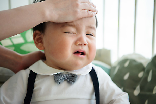 포토 JPG 스튜디오촬영 손 남자 실내 건강 한명 앉기 상반신 앞모습 신체부위 귀여움 한국인 성장 아기 열 찡그림 보호 측정 남자아기한명만 국내포토 1 뷰포인트 컨셉 모션 표정 사람 동양인 내부 남자한명만 남자아기만 파일형식