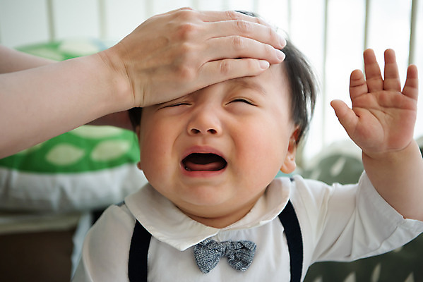 포토 JPG 스튜디오촬영 손 남자 실내 건강 한명 앉기 상반신 앞모습 신체부위 귀여움 한국인 성장 아기 열 찡그림 보호 울음 측정 남자아기한명만 국내포토 1 뷰포인트 컨셉 모션 표정 사람 동양인 내부 남자한명만 남자아기만 파일형식