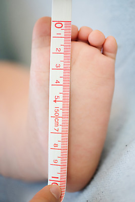포토 JPG 스튜디오촬영 손 남자 실내 줄자 건강 한명 신체부위 귀여움 한국인 성장 아기 보호 측정 발바닥 발사이즈 남자아기한명만 국내포토 1 컨셉 발 자 사람 동양인 내부 남자한명만 남자아기만 파일형식