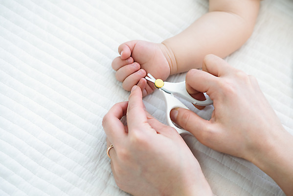 포토 JPG 스튜디오촬영 손 남자 실내 건강 한명 신체부위 귀여움 한국인 성장 아기 보호 손톱 손톱깎이 남자아기한명만 국내포토 1 컨셉 사람 동양인 내부 미용용품 남자한명만 남자아기만 파일형식