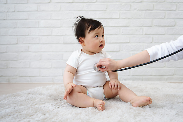 포토 JPG 스튜디오촬영 전신 손 응시 남자 청진기 실내 건강 한명 앉기 옆모습 신체부위 귀여움 진료 한국인 성장 아기 보호 호기심 기저귀 남자아기한명만 국내포토 1 시선 감정 뷰포인트 컨셉 의학 의료기기 모션 사람 동양인 내부 아기용품 남자한명만 남자아기만 파일형식