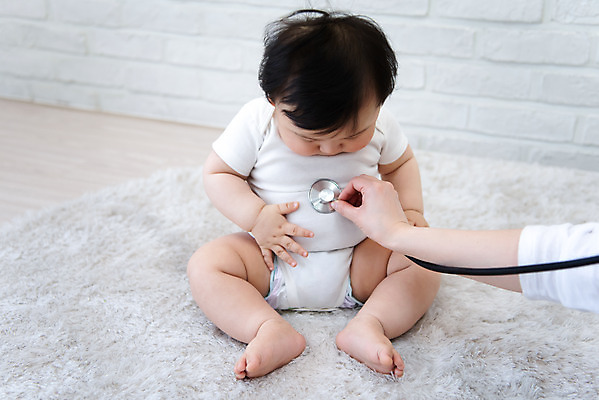 포토 JPG 스튜디오촬영 전신 손 응시 남자 청진기 실내 건강 한명 앉기 앞모습 신체부위 귀여움 진료 한국인 성장 아기 보호 호기심 기저귀 남자아기한명만 국내포토 1 시선 감정 뷰포인트 컨셉 의학 의료기기 모션 사람 동양인 내부 아기용품 남자한명만 남자아기만 파일형식