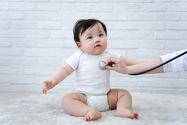 포토 JPG 스튜디오촬영 전신 손 응시 남자 청진기 팔벌리기 실내 건강 한명 앉기 앞모습 신체부위 귀여움 진료 한국인 성장 아기 보호 남자아기한명만 국내포토 1 시선 뷰포인트 컨셉 의학 의료기기 모션 사람 동양인 내부 남자한명만 남자아기만 파일형식