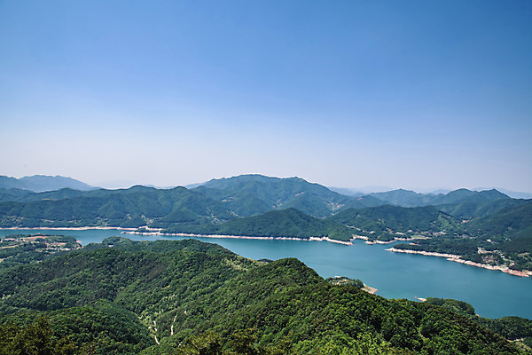 포토 JPG 주간 여행 자연 하늘 한국 풍경 사람없음 야외 여름 관광지 맑음 여름풍경 충청북도 국내여행 명승지 제천 전경 청풍호 비봉산 국내포토 자연요소 계절 아시아 호수 날씨 산 생태계 충청도 파일형식 탑뷰 여름_계절