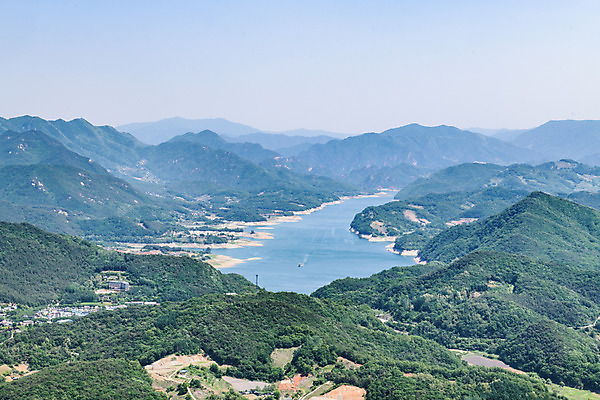 포토 JPG 주간 여행 자연 하늘 한국 풍경 사람없음 야외 여름 관광지 맑음 여름풍경 충청북도 국내여행 명승지 제천 전경 청풍호 비봉산 국내포토 자연요소 계절 아시아 호수 날씨 산 생태계 충청도 파일형식 탑뷰 여름_계절