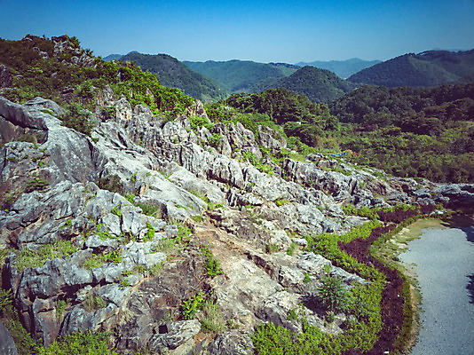 포토 JPG 주간 여행 자연 한국 풍경 사람없음 야외 여름 관광지 맑음 여름풍경 바위 항공촬영 국내여행 명승지 제천 전경 금월봉 국내포토 자연요소 계절 아시아 뷰포인트 날씨 돌_바위 생태계 산봉우리 충청북도 파일형식 탑뷰 여름_계절