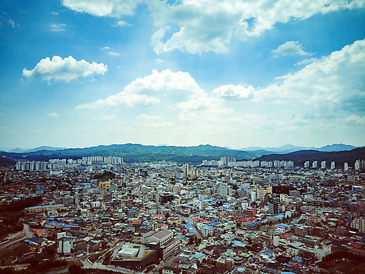 포토 JPG 주간 구름 여행 자연 하늘 한국 풍경 사람없음 야외 건물 여름 관광지 도시풍경 맑음 여름풍경 항공촬영 국내여행 명승지 제천 전경 국내포토 자연요소 건축물 계절 아시아 뷰포인트 날씨 도시 생태계 충청북도 파일형식 탑뷰 여름_계절