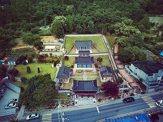 포토 JPG 주간 나무 도로 여행 자연 한국 풍경 사람없음 야외 여름 관광지 맑음 여름풍경 항공촬영 국내여행 명승지 제천 전경 제천향교 국내포토 자연요소 식물 계절 아시아 길 뷰포인트 교통시설 날씨 생태계 충청북도 향교 파일형식 탑뷰 여름_계절