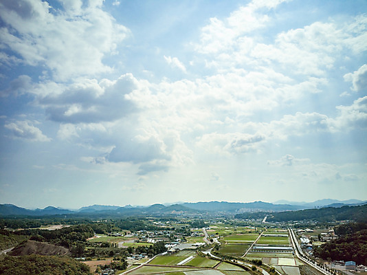 포토 JPG 주간 구름 여행 자연 하늘 한국 논 풍경 사람없음 야외 여름 관광지 맑음 여름풍경 항공촬영 국내여행 명승지 제천 전경 국내포토 자연요소 계절 아시아 뷰포인트 농업 날씨 생태계 충청북도 파일형식 탑뷰 여름_계절