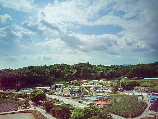 포토 JPG 주간 구름 여행 자연 하늘 한국 논 풍경 사람없음 야외 여름 관광지 맑음 여름풍경 항공촬영 국내여행 명승지 제천 전경 국내포토 자연요소 계절 아시아 뷰포인트 농업 날씨 생태계 충청북도 파일형식 탑뷰 여름_계절