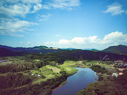 포토 JPG 주간 구름 여행 자연 하늘 한국 풍경 사람없음 야외 여름 관광지 강 맑음 여름풍경 항공촬영 국내여행 명승지 제천 전경 원호유허비및관란정 국내포토 자연요소 계절 아시아 뷰포인트 날씨 생태계 충청북도 사당 파일형식 탑뷰 여름_계절