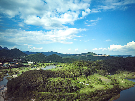 포토 JPG 주간 구름 여행 자연 하늘 한국 풍경 사람없음 야외 여름 관광지 강 맑음 여름풍경 항공촬영 국내여행 명승지 제천 전경 원호유허비및관란정 국내포토 자연요소 계절 아시아 뷰포인트 날씨 생태계 충청북도 사당 파일형식 탑뷰 여름_계절