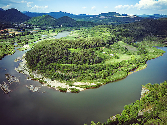 포토 JPG 주간 여행 자연 하늘 한국 풍경 사람없음 야외 여름 관광지 강 맑음 여름풍경 항공촬영 국내여행 명승지 제천 전경 원호유허비및관란정 국내포토 자연요소 계절 아시아 뷰포인트 날씨 생태계 충청북도 사당 파일형식 탑뷰 여름_계절