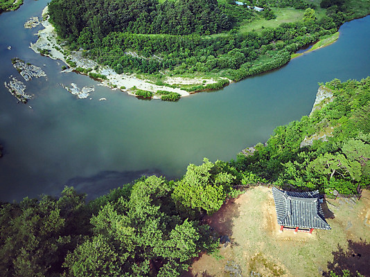 포토 JPG 주간 나무 여행 자연 한국 풍경 사람없음 야외 여름 관광지 강 맑음 여름풍경 항공촬영 국내여행 명승지 제천 전경 원호유허비및관란정 국내포토 자연요소 식물 계절 아시아 뷰포인트 날씨 생태계 충청북도 사당 파일형식 탑뷰 여름_계절