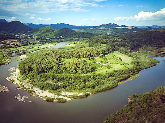 포토 JPG 주간 구름 여행 자연 하늘 한국 풍경 사람없음 야외 여름 관광지 강 맑음 여름풍경 항공촬영 국내여행 명승지 제천 전경 원호유허비및관란정 국내포토 자연요소 계절 아시아 뷰포인트 날씨 생태계 충청북도 사당 파일형식 탑뷰 여름_계절