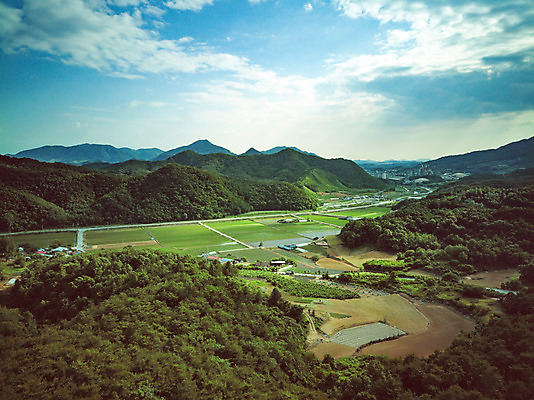 포토 JPG 주간 나무 구름 여행 자연 하늘 산 한국 풍경 사람없음 야외 여름 관광지 맑음 여름풍경 항공촬영 국내여행 명승지 제천 전경 원호유허비및관란정 국내포토 자연요소 식물 계절 아시아 뷰포인트 날씨 생태계 충청북도 사당 파일형식 탑뷰 여름_계절