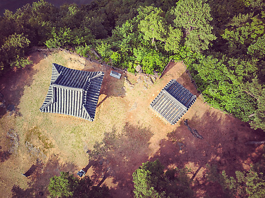 포토 JPG 주간 나무 여행 자연 한국 풍경 사람없음 야외 여름 관광지 맑음 여름풍경 항공촬영 국내여행 명승지 제천 전경 원호유허비및관란정 국내포토 자연요소 식물 계절 아시아 뷰포인트 날씨 생태계 충청북도 사당 파일형식 탑뷰 여름_계절