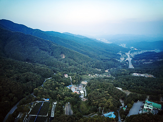 포토 JPG 주간 나무 여행 자연 하늘 산 한국 풍경 사람없음 야외 여름 관광지 맑음 여름풍경 항공촬영 국내여행 명승지 제천 전경 박달재 국내포토 자연요소 식물 계절 아시아 뷰포인트 날씨 생태계 충청북도 파일형식 탑뷰 여름_계절