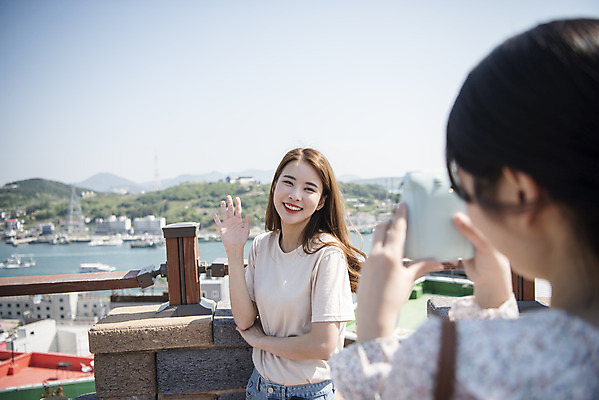 포토 JPG 주간 우먼라이프 여자 바다 여행 서기 미소 상반신 20대 성인 야외 두명 앞모습 아웃포커스 관광지 친구 사진촬영 봄 우정 카페 한국인 즐거움 폴라로이드 손인사 여수 국내여행 봄여행 야외테라스 성인여자만 국내포토 자연요소 라이프스타일 계절 감정 뷰포인트 관계 모션 촬영기법 표정 사람 동양인 청년 카메라 상점 촬영 발코니 인사 전라남도 여자만 성인만 파일형식
