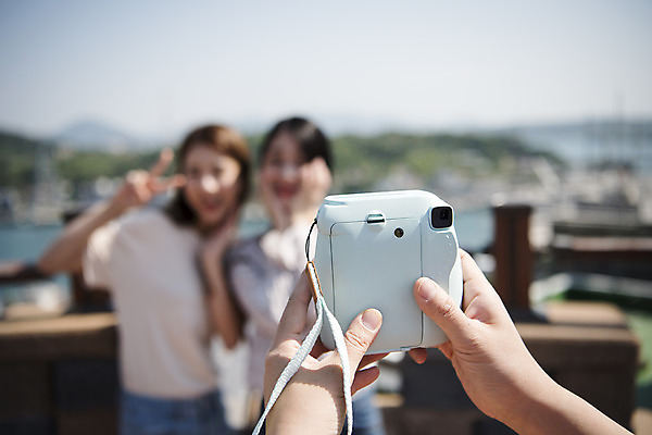 포토 JPG 주간 우먼라이프 손 여자 바다 여행 서기 들기 상반신 20대 성인 야외 두명 앞모습 아웃포커스 신체부위 관광지 친구 사진촬영 봄 우정 카페 한국인 즐거움 브이 폴라로이드 여수 국내여행 봄여행 야외테라스 성인여자만 국내포토 자연요소 라이프스타일 계절 감정 뷰포인트 관계 모션 촬영기법 사람 동양인 손짓 청년 카메라 상점 촬영 발코니 전라남도 여자만 성인만 파일형식