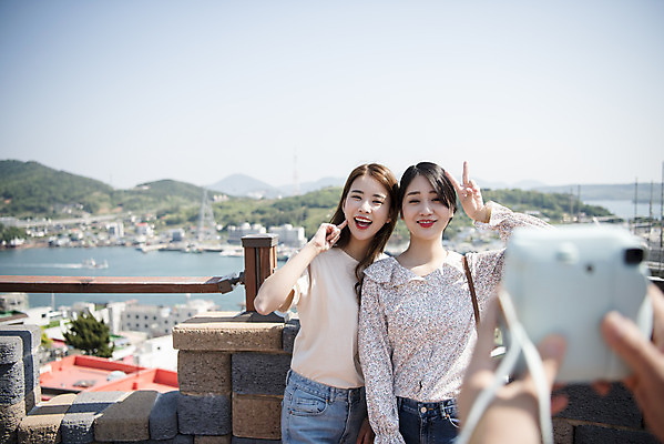 포토 JPG 주간 우먼라이프 손 여자 바다 여행 서기 들기 상반신 20대 성인 야외 두명 앞모습 아웃포커스 신체부위 관광지 친구 사진촬영 봄 우정 카페 한국인 즐거움 브이 폴라로이드 여수 국내여행 봄여행 야외테라스 성인여자만 국내포토 자연요소 라이프스타일 계절 감정 뷰포인트 관계 모션 촬영기법 사람 동양인 손짓 청년 카메라 상점 촬영 발코니 전라남도 여자만 성인만 파일형식