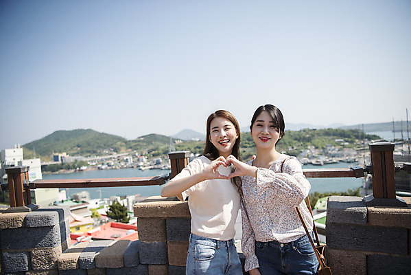 포토 JPG 주간 우먼라이프 여자 바다 여행 서기 미소 상반신 20대 성인 야외 두명 앞모습 관광지 친구 봄 우정 카페 한국인 즐거움 여수 손하트 국내여행 봄여행 야외테라스 성인여자만 국내포토 자연요소 라이프스타일 계절 감정 뷰포인트 관계 모션 표정 사람 동양인 손짓 청년 상점 발코니 전라남도 여자만 성인만 파일형식