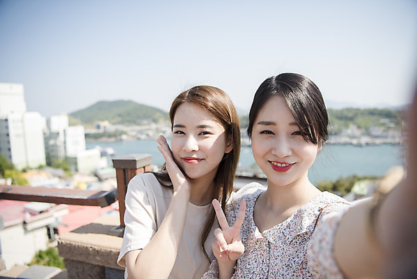 포토 JPG 주간 우먼라이프 여자 바다 여행 서기 미소 상반신 20대 성인 야외 두명 앞모습 관광지 친구 사진촬영 봄 우정 카페 한국인 셀프카메라 즐거움 브이 여수 국내여행 봄여행 야외테라스 성인여자만 국내포토 자연요소 라이프스타일 계절 감정 뷰포인트 관계 모션 표정 사람 동양인 손짓 청년 상점 촬영 발코니 전라남도 여자만 성인만 파일형식