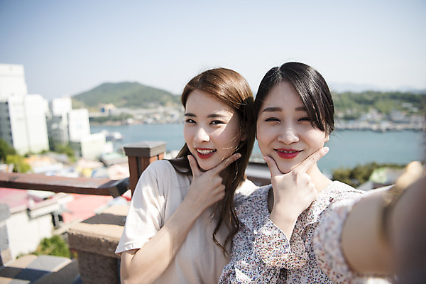 포토 JPG 주간 우먼라이프 여자 바다 여행 서기 미소 상반신 20대 성인 야외 두명 앞모습 관광지 친구 사진촬영 봄 우정 카페 한국인 셀프카메라 즐거움 브이 여수 국내여행 봄여행 야외테라스 성인여자만 국내포토 자연요소 라이프스타일 계절 감정 뷰포인트 관계 모션 표정 사람 동양인 손짓 청년 상점 촬영 발코니 전라남도 여자만 성인만 파일형식